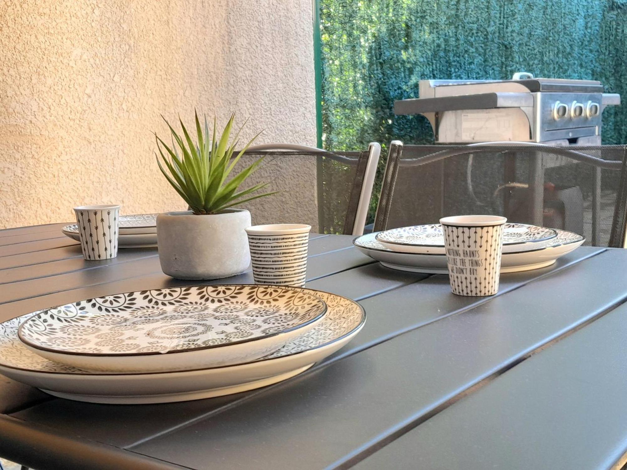 Charmante Villa Patio Avec Terrasse : Proche Plages Et Centre, Ideale Pour 4 Personnes - Fr-1-239-789 كابروتو المظهر الخارجي الصورة