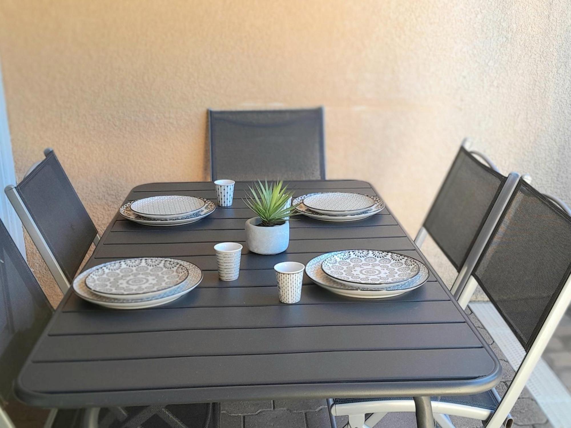 Charmante Villa Patio Avec Terrasse : Proche Plages Et Centre, Ideale Pour 4 Personnes - Fr-1-239-789 كابروتو المظهر الخارجي الصورة